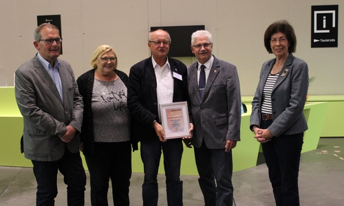v.li.: stellvertretender Bürgermeister Wolfgang
Waldau, stellvertretende Ratsvorsitzende Waltraud
Rybotycky, Prof. Thijs van Kolfschoten, Bürgermeister Henry Bäsecke, Ratsfrau Barbara Rautenschlein. Foto: Stadt Schöningen