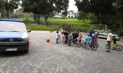 Fahrradkontrolle auf dem Schulhof der Grundschule Zellerfeld. Foto: Polizeiinspektion Goslar