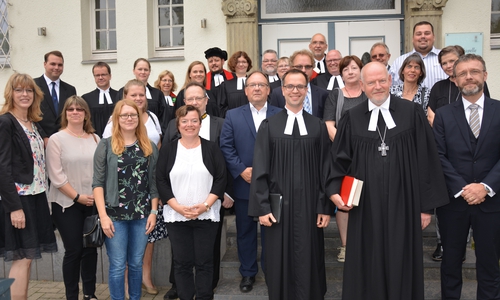 Eckhard Gorka und Julian Bergau im Kreis von Kirchenvorstehern und Kollegen. Foto: Ev.-luth. Kirchenkreis Peine