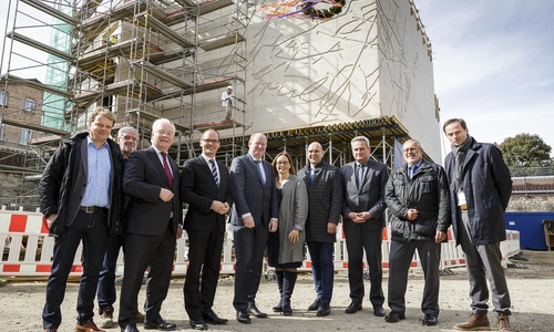 Von links: Landtagsabgeordneter Christoph Bratmann (SPD); Karl-Michael Hess, Staatliches Baumanagement Braunschweig; Landtagsvizepräsident Bernd Busemann (CDU); Kultusminister Grant Hendrik Tonne; Finanzminister Reinhold Hilbers; Martina Staats, Leiterin der Gedenkstätte in der JVA Wolfenbüttel; Thomas Popp, Leiter des Staatlichen Baumanagements Braunschweig; Dr. Jens-Christian Wagner, Geschäftsführer der Stiftung niedersächsische Gedenkstätten; Dieter Münzebrock, Anstaltsleiter der JVA Wolfenbüttel; Architekt Henner Winkelmüller. Foto: Jesco Denzel