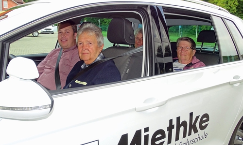 Der Moderator der Landesverkehrswacht gibt ein Signal zur Schlagbremsung, ein Fahrlehrer startet mit Senioren zur Stadtfahrt. Archivfoto: Kreisverkehrswacht Helmstedt e.V.