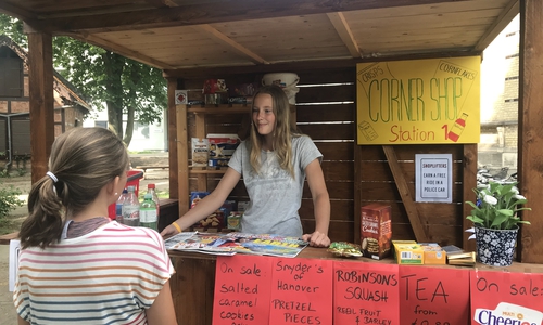 Einkaufen im "Corner Shop". Fotos: Große Schule