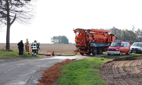 Das Öl-Wasser-Gemisch hatte sich auf einer Fläche von etwa 1.000 Quadratmetern verteilt.  Fotos: Hawellek/Kreispressestelle