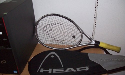 Ein Tennisschläger der Marke "Head". Foto: Polizei Langelsheim