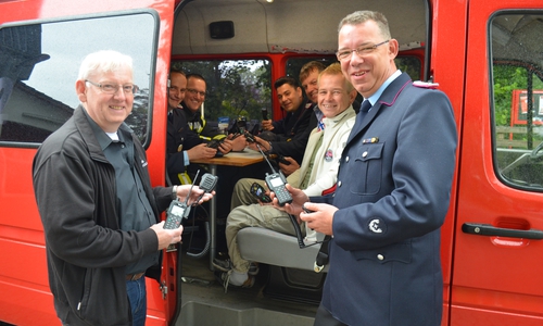 Über die neue Technik im Einsatzleitwagen freuen sich (v.l.) Ralf Müller, Torben Podstawa, Florian Meyer, Tobias Thurau, Detlef Kaatz, Olaf Glaeske und Marcus Peters. Foto: Privat