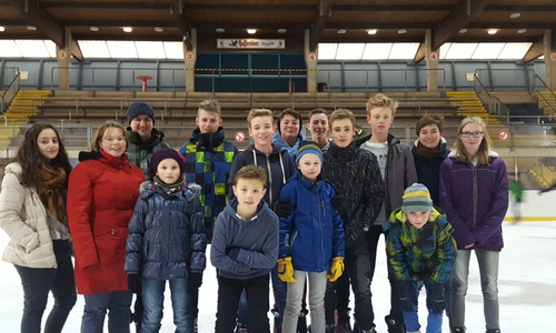 Die Jugendfeuerwehr Halchter feierte ihre Weihnachtsfeier auf der Eisbahn. Foto: Privat