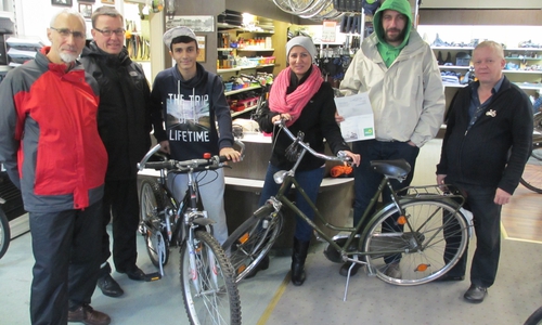 In der Fahrradstation Stevens von links nach rechts: Manfred Kracht, Jürgen Selke-Witzel, Aus Salman, Asrieh Salman, Mahmoud Alssaleh und Mario Stevens. Foto: Privat
