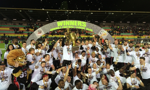 Die New Yorker Lions feiern die zehnte Meisterschaft nach dem German Bowl XXXVII. Foto: Karsten Reißner