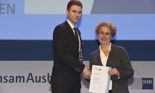  Jan-Hendrik Schmidt, Bundesbester Industriemechaniker, und Heike Kummer, Vorsitzende des DIHK-Bildungsausschusses.