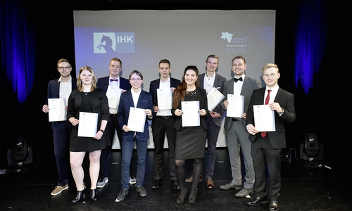 Die Berufsbesten von Volkswagen Pkw und Volkswagen Nutzfahrzeuge (v.l.): Lukas Albermann, Kfz-Mechatroniker Pkw-Technik, und Michelle Sander, Fertigungsmechanikerin (beide Osnabrück), Nick Meinking, Karosserie- und Fahrzeugbaumechaniker, und Christian Hagemeyer, Elektroniker für Automatisierungstechnik (beide Hannover), Kevin Hoffmann, Fahrzeuglackierer, und Lucia Pilotta, Werkstoffprüferin (beide Wolfsburg), Ole Borchers, Zerspanungsmechaniker (Salzgitter), Michael Gorek, Werkzeugmechaniker, und Felix Frobart, Industriemechaniker (beide Braunschweig), Hinweis: Auf dem Foto fehlt Tobias Buch, Verfahrensmechaniker für Beschichtungstechnik (Hannover). Foto: Volkswagen