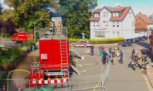 Unter realistischen Bedingungen übten die Atemschutzgeräteträger der Feuerwehr Bad Harzburg in einem Brandcontainer. Fotos: Karlstedt