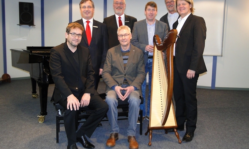 vorne v. l.: Kreismusikschulleiter Peter Bönisch und Karl-Heinz Ente vom Förderverein der Kreismusikschule Gifhorn; hinten v. l.: Jürgen Kröger und Christian Eichler, Vorsitzende der Kultur- und Sozialstiftung der Sparkasse Gifhorn-Wolfsburg, Andreas Meyer, Wilfried Andacht (Förderverein) und Matthias Klingebiel von der Musikschule der Stadt Wolfsburg. Foto: Sparkasse Gifhorn-Wolfsburg