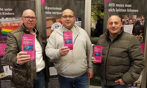 Wolfgang Kuznik (v.l.), Holger Koch und Giuseppe Gianchino von der Vertrauenskörperleitung der IG Metall bei Volkswagen im Werk Wolfsburg bei der Ausstellungseröffnung. Fotos: IG Metall Wolfsburg