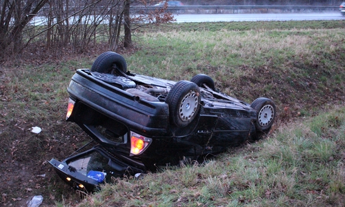 Kopfüber im Graben gelandet. Foto: Max Förster