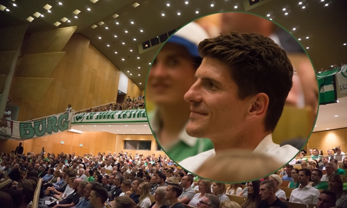 Ließ sich die Premiere nicht entgehen: VfL-Torjäger Mario Gomez. Foto: Jens Bartels