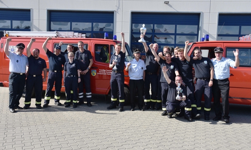 Die Feuerwehren aus Hemkenrode (links) und Schulenrode nahmen an den Leistungswettbewerben teil. Foto: Freiwillige Feuerwehr Cremlingen