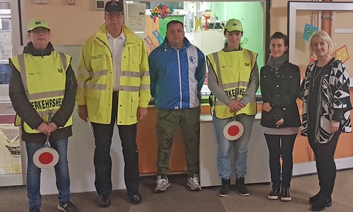 Generalprobe zum Verkehrshelfereinsatz,  auf der Friedrichstraße:  Nicole Krzywda (von links), Ulf Barnstorf, Andreas Neumann, Jennifer Bärwald, Stefanie Lanz und die Rektorin Kirsten Müller.. Foto: Verkehrswacht