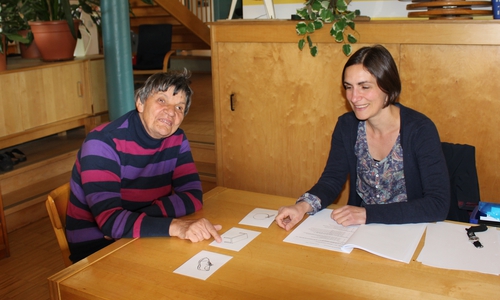 Die Wissenschaftlerin Dr. Bettina Kuske von der Ostfalia Hochschule führt mit Sabine Woywoth, einer Bürgerin der Evangelischen Stiftung Neuerkerode,  den neu entwickelten Demenztest für Menschen mit geistiger Behinderung durch. Foto: Ostfalia