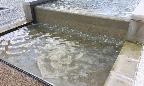 Im Wasserspiel an der Reichsstraße ist aktuell eine gräulich-braune Schicht zu sehen. Foto: Alexander Dontscheff