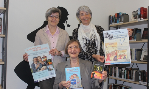 Klaus-Peter Wolf wird am 19. November eine Lesung i n der Stadtbibliothek halten. Ingrid Schaper, Ille Schneider und Gabriele Drewes freuen sich bereits auf diese Veranstaltung. Fotos: Anke Donner 