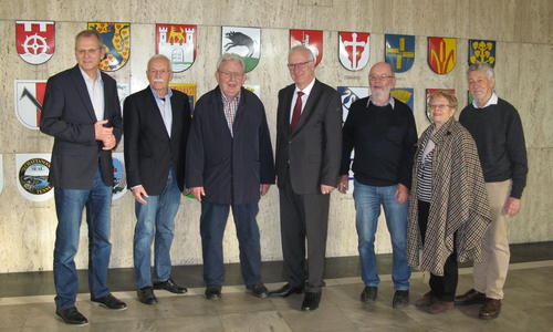 Erster Stadtrat Werner Borcherding (4. v. li.) würdigt Horst Seeler (3. v. li.) für 25 Jahre Schleiereulenbeauftragter. Foto: Stadt Wolfsburg