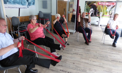 Hans-Joachim Kröger,  Frank Oesterhelweg und Jürgen Braun in Aktion bei den Übungen der Seniorengymnastik. Foto: AWO