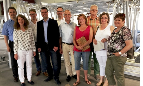  Die jüngste Sitzung des SPD-Unterbezirksvorstands fand bei schönstem Sommerwetter bei der Firma Haspo in Rhüden statt. Foto: SPD