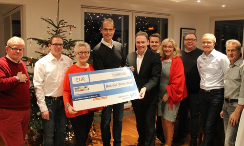 Günter Kraft, Carsten Gullard (Volksbank BraWo), Renate Kastrowsky-Kraft, Udo von Ey (Wirtschaftsvereinigung Gifhorn/A.W. Schütte GmbH & Co. KG), Thomas Fast (Wirtschaftsvereinigung Gifhorn/Volksbank BraWo), Nils Leifert und Anette Leifert (Bäckerei Leifert), Tell Roth (Roth GmbH & Co KG), Siegfried Uhde (Tanzsportclub Gifhorn), Hans-Jürgen Dölves (v. li.). Foto: Volksbank BraWo 