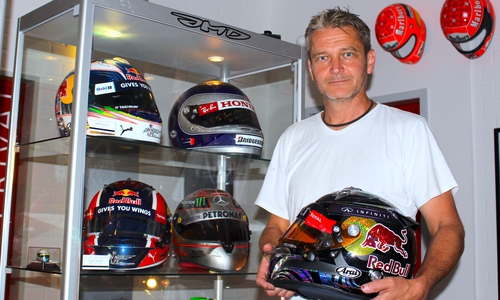 Jens Munser designt seit 25 Jahren die Helme der Formel-1-Stars. Damals unter anderem auch für Michael Schumacher. Foto/Video: Nick Wenkel