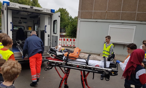 Bei der Präsentation der AG Schulsanitätsdienst an der Leibniz Realschule gab es profisionelle Unterstützung mit einem Rettungswagen. Foto: DRK