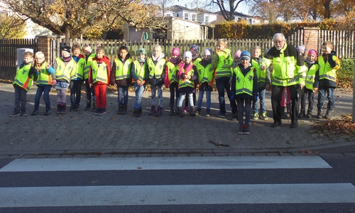 Die Schulklasse bei der Übung am Fußgängerüberweg mit Klaus Seiffert von der Verkehrswacht. Foto: Verkehrswacht Wolfsburg