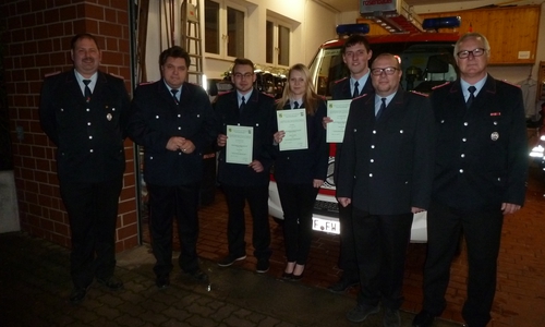 Gäste, Beförderte und die Führungsspitze der Freiwilligen Feuerwehr Erkerode/Lucklum vor dem Einsatzhaus an der Ludquelle in Erkerode: (von links) Carsten Belkius, Uwe Schäfer, Alecs Eichstädt, Lisa Glaeske, Marc Haberland, Carsten Marowsky-Brée, Jürgen Ebers. Foto: Jens Henschel