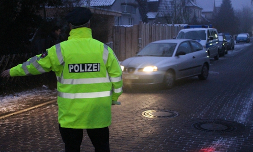 In der Fahrradstraße Alter Weg kontrollierte die Polizei heute Morgen das Verhalten der Autofahrer und musste in einigen Fällen eine Ermahnung aussprechen. Fotos: Alexander Dontscheff