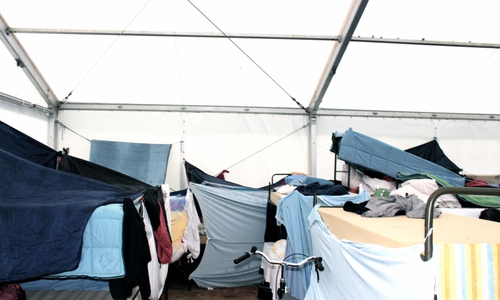In der Landesaufnahmebehörde in Kralenriede sind die Menschen auch in Zelten  untergebracht. Foto: Sina Rühland
