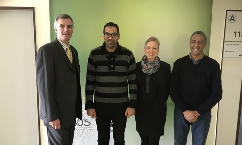 v.l.n.r.: Manfred Hüller, Referatsleiter Repräsentation, Internationale Beziehungen; Kaies El Yamdi aus Jendouba/Tunesien; Christin Eckstein, Referat Repräsentation, Internationale Beziehungen und Hassan El Aouadi aus Rabat/Marokko im Wolfsburger Rathaus. Foto: Stadt Wolfsburg 