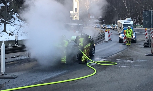Aus bisher ungeklärter Ursache brannte heute Mittag auf der Bundesstraße 4 Richtung Torfhaus, Höhe Gabro-Steinbruch, ein Fahrzeug in voller Ausdehnung. Fotos: Feuerwehr Bad Harzburg
