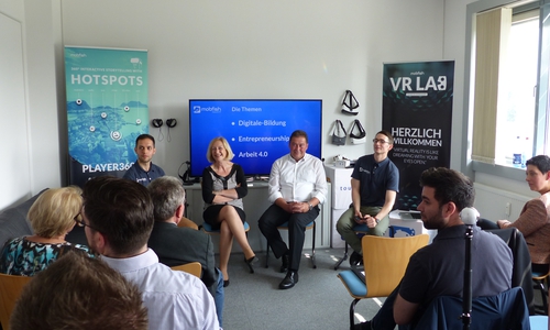 Bundesforschungsministerin Johanna Wanka und der CDU-Bundestagsabgeordnete Uwe Lagosky besuchten im Juli bereits „mobfish". Foto: Privat