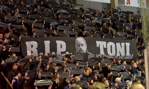 So verabschiedeten sich die Fans von "Toni" Krinner in Ravensburg, wo er zuletzt als Trainer tätig war. Foto: Imago/Elbner