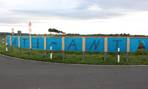 DIE LINKE sieht einen politisch motivierten Hintergrund bei der Zerstörung der Sichtschutzwände. Foto: Max Förster 