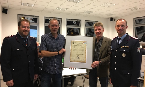 Markus Büttner, Thilo Kirsten, Norbert Steinweh und Stefan Neumann bei der Übergabe der Gründungsurkunde. Foto: Freiwillige Feuerwehr Vorsfelde
