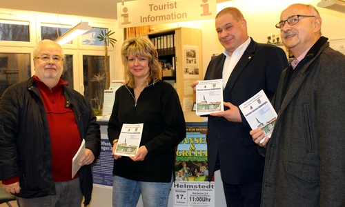 v.l.: Herbert Rohm (Vorsitzender der Bürger-Aktion Alt-Helmstedt), Kerstin Körner (Bürgerbüro), Bürgermeister Wittich Schobert und Klaus Joachim Oberlaender (Bürger-Aktion Alt-Helmstedt). Foto: Stadt Helmstedt