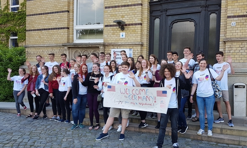 Besuch aus der USA: Die Schüler aus Idaho vor der Großen Schule. Foto: Privat