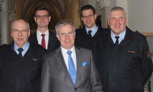 Michael Hanne, Leiter der Feuerwehr Braunschweig, Gutachter David Bormann, Stadtrat Claus Ruppert, Torge Molchau, stellvertretender Leiter der Feuerwehr Braunschweig und Stadtbrandmeister Wolfgang Schulz stellten den Feuerwehrbedarfsplan vor. Foto: Anke Donner 