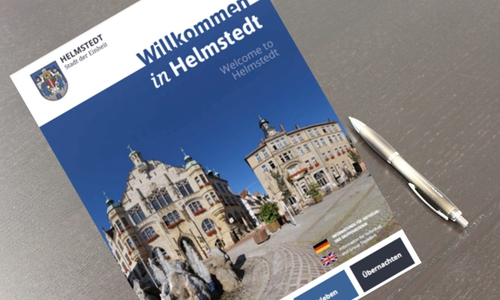 Das neue "Aushängeschild" der Stadt: die Helmstedter Imagebroschüre Foto: Eva Sorembik