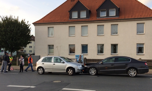Frontaler Crash zwischen einem Passat und einem Skoda. Foto: Werner Heise
