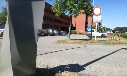 Eine Schrankenanlage wurde beschädigt. Foto: Polizei