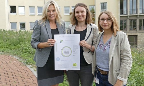 Sozialdezernentin Prof. Dr. Andrea Friedrich (von links) gratulierte Yvonne Blöcker und Madlen Kestner zur Auszeichnung zum Bündnis des Monats August 2019. Foto: Landkreis Peine