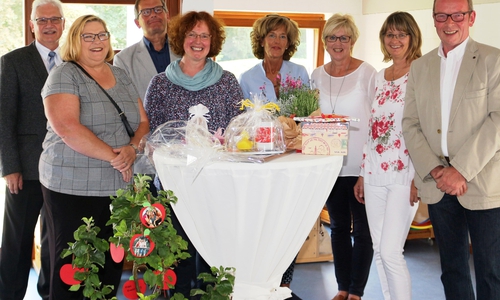 So kann auch ein Abschied in Freude begangen werden: (v.li.) Bürgermeister Henry Bäsecke, 1. Stellvertretender Ratsvorsitzende Waltraud Rybotycky, Ausschussvorsitzender Wolfgang Waldau, die scheidende Teamleiterin Esther Michelhans, Sonja Hartwig und Margit Bock von der Kita- Verwaltung der Stadt, Fachbereichsleiterin Claudia Backhauß und Karsten Bock waren vom pädagogischen Team eingeladen. Foto: Stadt Schöningen