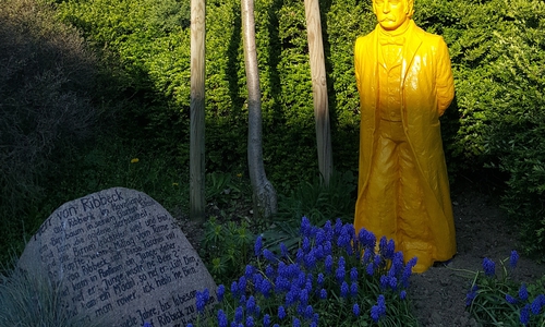 Theodor Fontane hat seinen Platz unter einem Birnenbaum erhalten. Foto: Jürgen Selke-Witzel