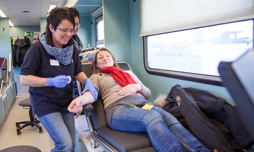 Blut Spenden im Blutspende-Mobil. Foto: Alec Pein